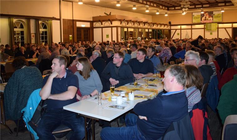300 Landwirte kamen in Rodenkirchen zusammen, um die nächsten Protestaktionen vorzubereiten.