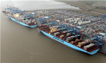 Rabatchaos bei den Hafengebühren: 30000 Euro Hafengebühren muss ein Reeder bezahlen, wenn er sein großes Containerschiff an der Stromkaje legt.