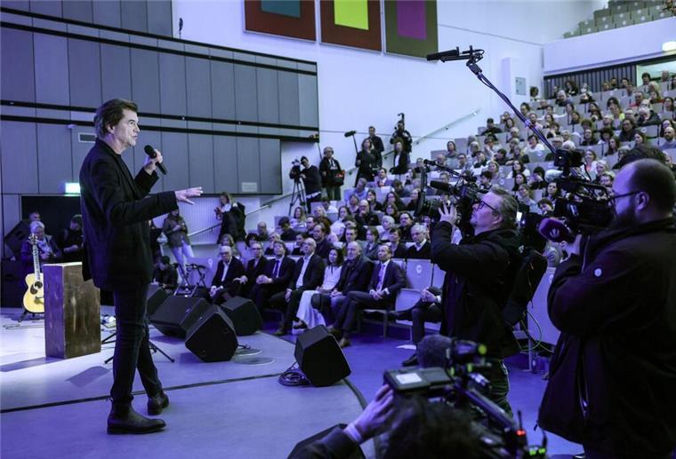 Professor Campino spricht über die Ursprünge des Punk 30.000 Menschen hatten sich um einen Platz in Campinos Vorlesung beworben.