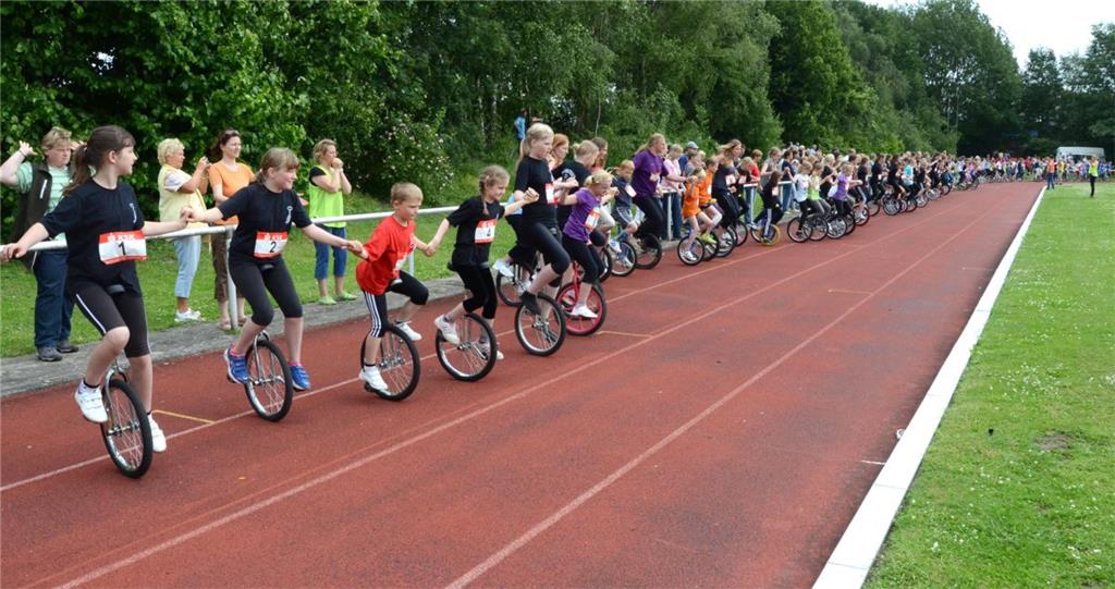 346 Einradfahrer bringt der TV Loxstedt im Juni 2013 in die Sättel. „Die längste Einradkette der Welt“ war damit bestätigt.