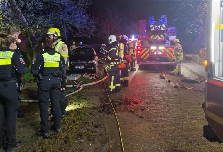 Cuxhaven: Zimmer brennt in Sahlenburger Wohnung 35 Feuerwehrleute waren in der Nacht zum Montag in der Hildesheimer Straße im Einsatz. Foto. Fischer