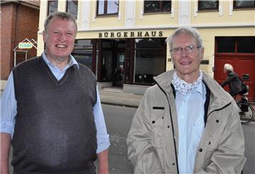 35 Jahre war Fred Memenga (rechts) Vorsitzender des Vereins, der hinter dem Arbeitslosenzentrum und der Tafel steht. Jetzt zieht sich der 82-Jährige aus diesem Amt zurück. Zu seinem Nachfolger ist Pfarrer Karl Jasbinschek gewählt worden.