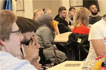 35 junge Frauen und Männer aus neun EU-Staaten sind auf Einladung der Freunde Europas Hepstedt zu einem Jugendtreffen der Vereinigung ländlicher Gemeinden in Europa angereist. Freitagvormittag fand der offizielle Empfang der Delegationen im Tarmstedter Rathaus statt.