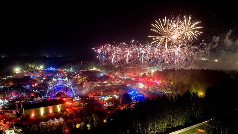 60.000 raven friedlich beim Nature One 350 DJs spielten auf dem Festival.