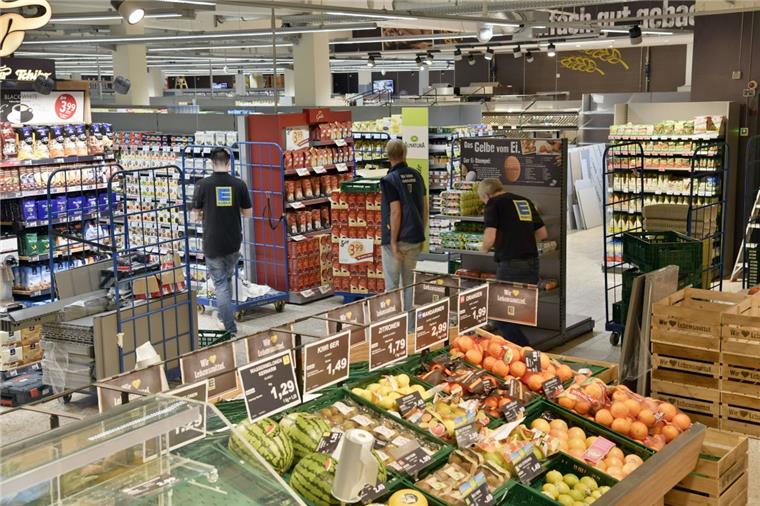 Lebensmittel für ne Million: Neuer Edeka in Geestemünde 35000 verschiedene Artikel werden eingeräumt. Das E-Center in der Georg-Seebeck-Straße vor der Eröffnung.