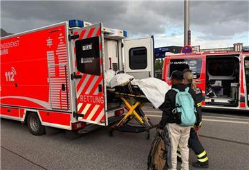 Eine verletzte Person am Hamburger Hauptbahnhof wird in einen Krankenwagen geschoben. 