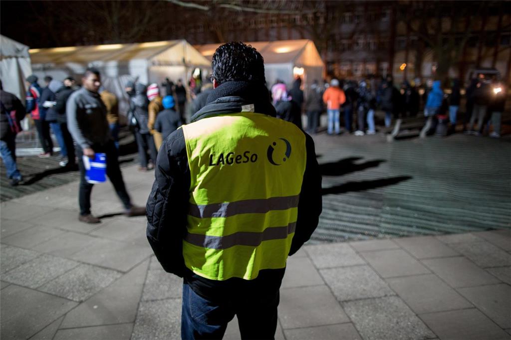 4. Überforderung von Deutschen und Behörden durch Flüchtlinge (66 Prozent, plus ...