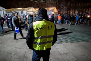4. Überforderung von Deutschen und Behörden durch Flüchtlinge (66 Prozent, plus ...