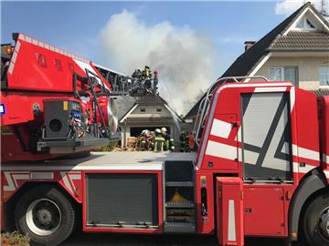 40 Feuerwehrleute löschten eine brennende Garage in Golzwarden.