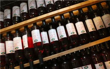 40 Flaschen Wein haben Unbekannte bei einem Einbruch in der Poststraße erbeutet.