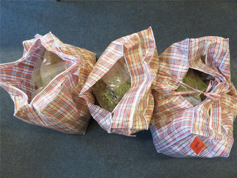 Bremen: Polizei beschlagnahmt 40 Kilo Drogen 40 Kilo Drogen hat die Polizei in einem Haus in Bremen am Donnerstag beschlagnahmt.