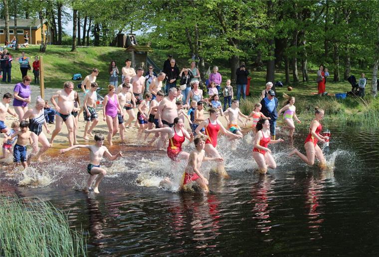 40 Wagemutige stürmen zur Eröffnung der Badesaison in den Silbersee.