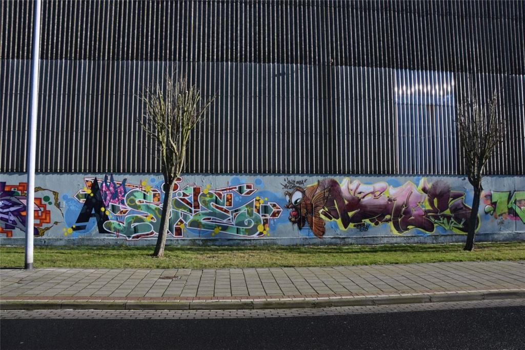 400 Meter feinste Graffitikunst ist an der Oststraße im Fischereihafen zu sehen....