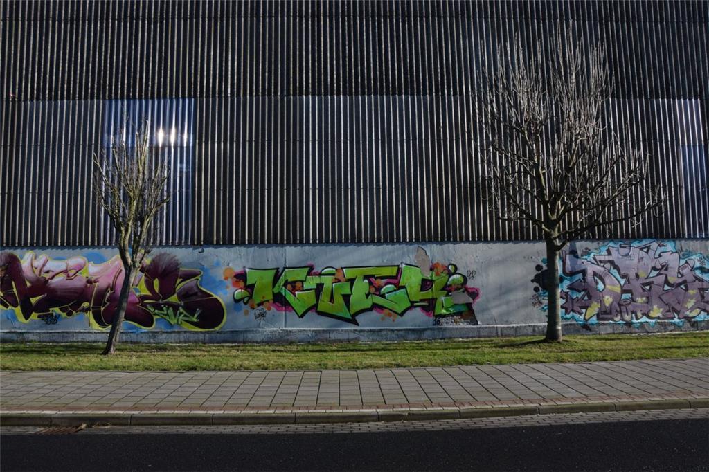 400 Meter feinste Graffitikunst ist an der Oststraße im Fischereihafen zu sehen....