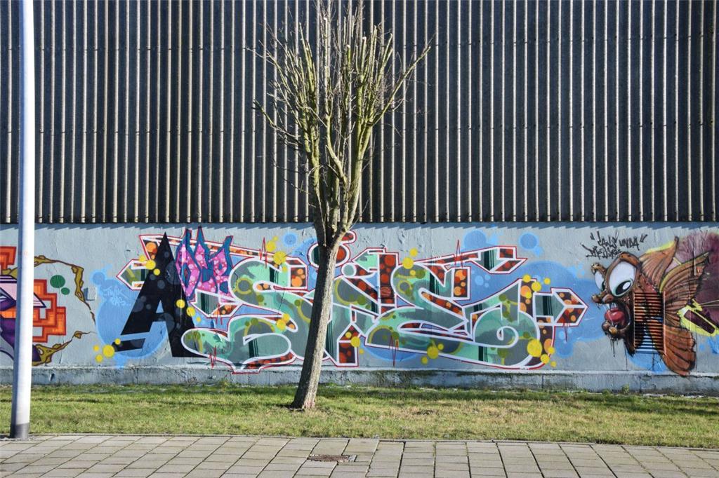 400 Meter feinste Graffitikunst ist an der Oststraße im Fischereihafen zu sehen....