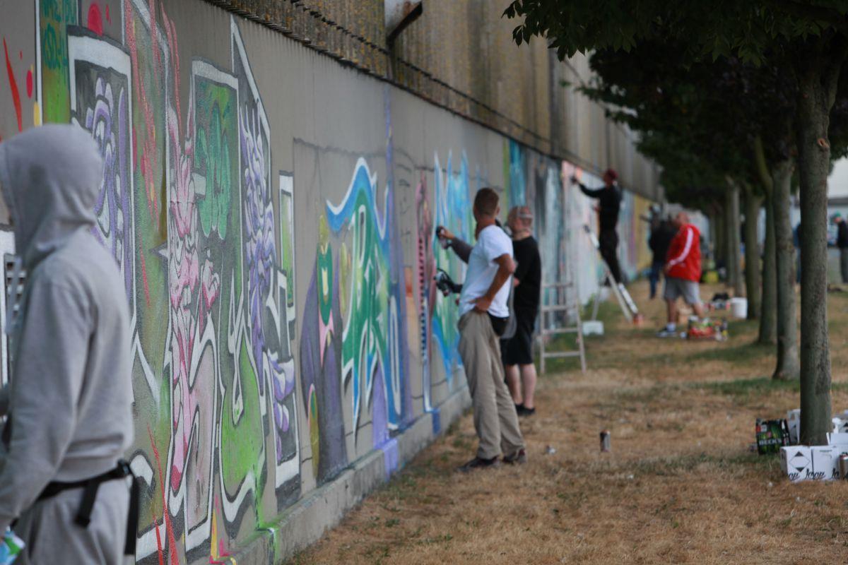 400 Meter ist es lang – Bremerhavens längstes Kunstobjekt an der Wand einer ehemaligen Schiffbauhalle der Seebeckwerft an der Oststraße im Fischereihafen. Das Motto beim Jahrestreffen der Graffiti-Künstler am24./25. August: Science Fiction