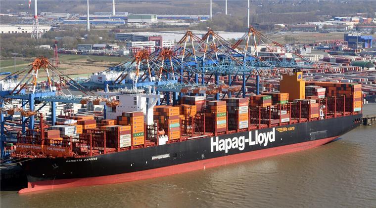 Luftfoto auf ein Riesencontainerschiff und den Bremerhavener Hafen.  400 Meter lang und 61 Meter breit: Die „Damietta Express“ gehört zur neuen Megamax-Klasse von Hapag-Lloyd und zählt zu den größten Containerschiffen der Welt.