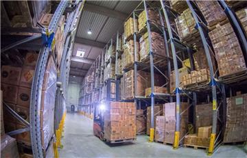 40.000 Paletten können in den Hochregalen im Comet-Logistikzentrum am Überseering in Bremerhaven gestapelt werden. Wo sich die Waren befinden, lässt sich per Knopfdruck via PC feststellen.