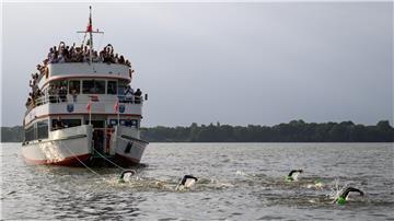 402 Meter weit in 15 Minuten haben fünf Schwimmer das Schiff gezogen - ein neuer Weltrekord.