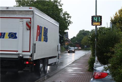41 Kilometer pro Stunde fährt der weiße Lastwagen laut dem Display, das der Bürgerverein Burhave angeschafft hat. Wenn es nach dem Verein ginge, dürfte er maximal mit Tempo 30 durch den Ort fahren. Lorenz