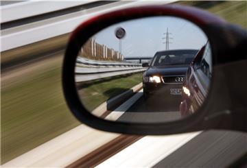 41 Prozent der deutschen Autofahrer drängeln laut einer aktuellen Umfrage auf der Autobahn.