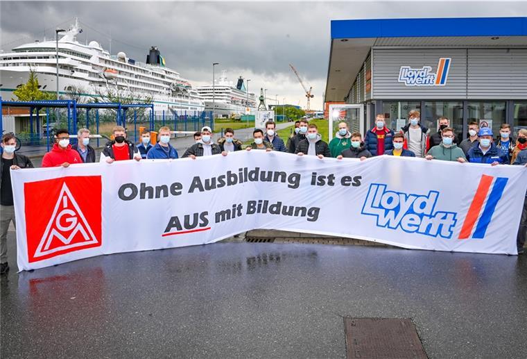 42 Auszubildende der Lloyd Werft haben vor dem Werfttor demonstriert. Sie wollen wissen, wie es weiter geht. Sie hängen wie die gesamte Belegschaft in der Luft.