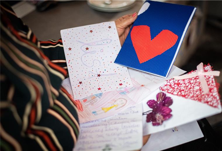 42 Briefe von Kinderhand geschrieben und bemalt hat der Verein gerade bekommen: die Heimkinder aus Bytom - einst Beuthen - freuen sich auf Kontakt nach Bremerhaven und auf kleine Weihnachtspäckchen.