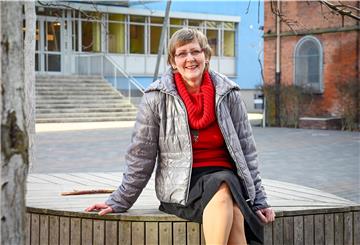 42 Jahre als Schulsekretärin der Angelpunkt für rund 5000 Schüler und Zig Lehr- und Betreuungskräfte: Renate Lipski verlässt am 1. März die Edith-Stein-Schule an der Grazer Straße Bremerhaven, doch Lust auf den Ruhestand hat sie gerade gar nicht.