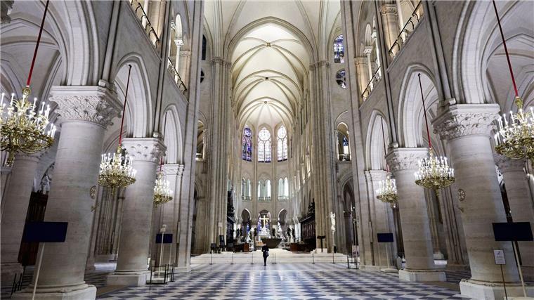 Macron besichtigt Baustelle - Erste Einblicke in Notre-Dame 42.000 Quadratmeter Naturstein erstrahlen in neuem Glanz.