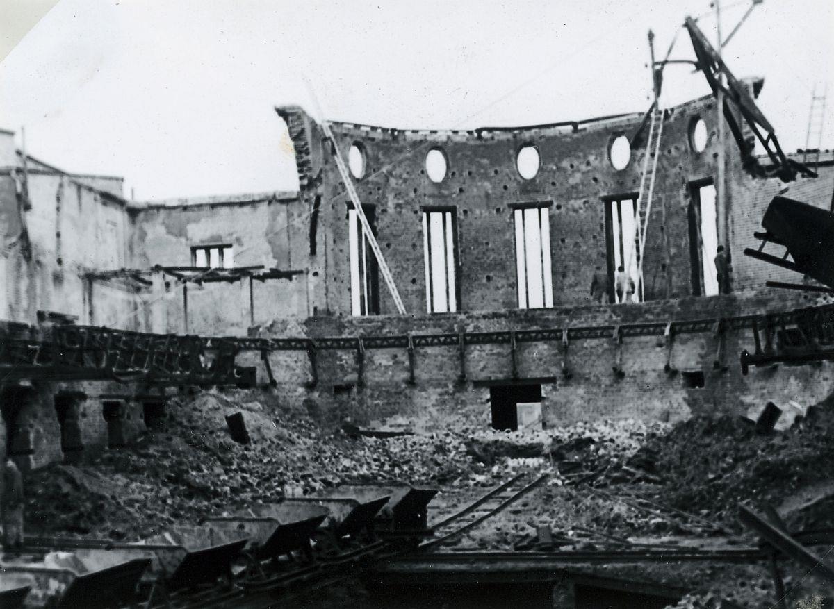 Bremerhavener Bombennacht jährt sich zum 75. Mal 420.000 Stabbrandbomben, 480 Sprengbomben und 31 Minenbomben trafen am 18. September 1944 die Stadt.