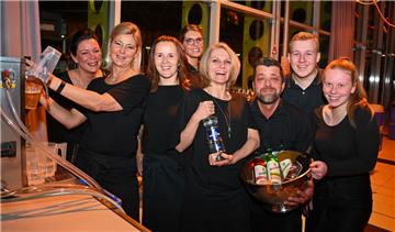 4500 Besucher geben sich in der ausverkauften Stadthalle dem Party-Weihnachtszau...