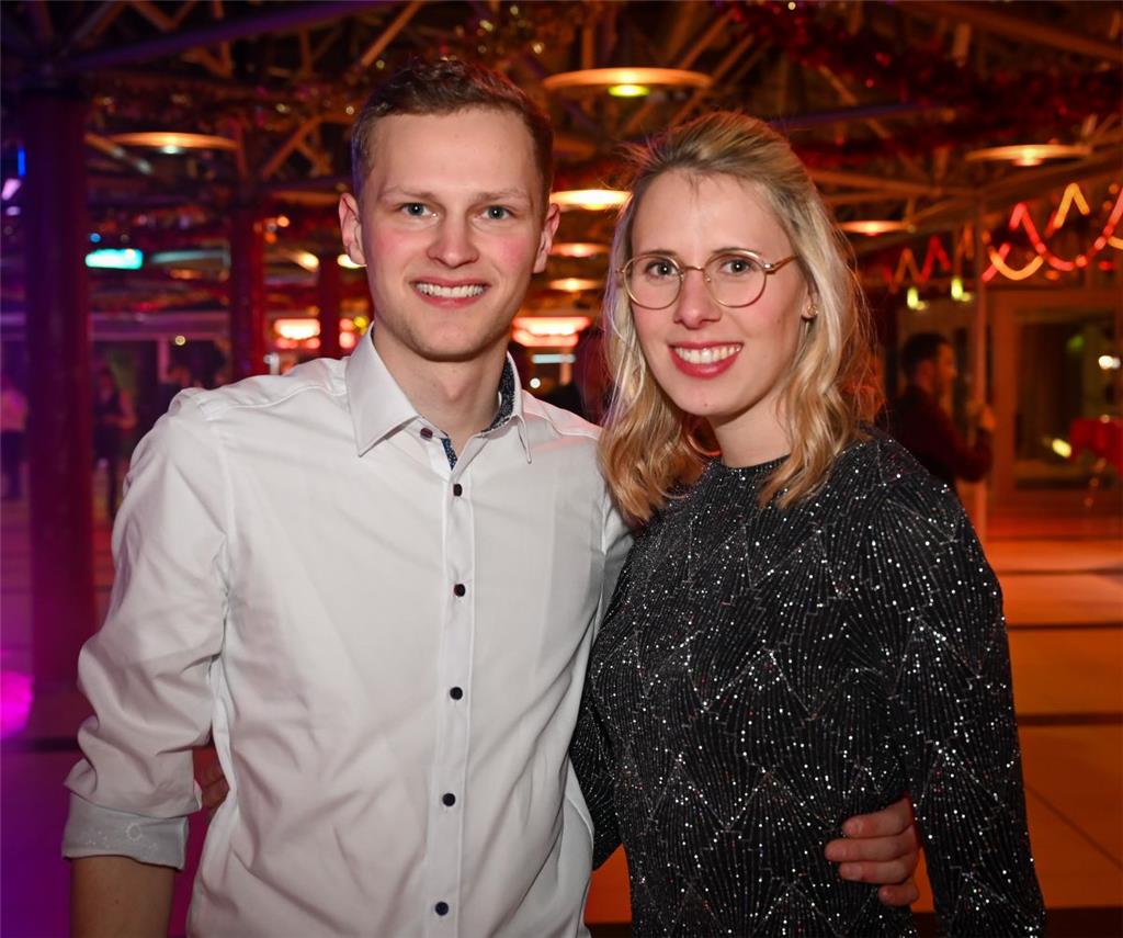 4500 Besucher geben sich in der ausverkauften Stadthalle dem Party-Weihnachtszau...