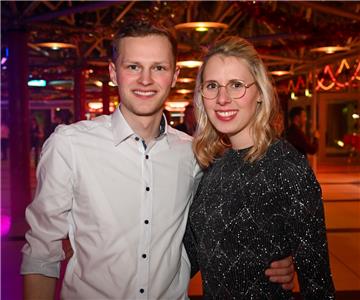 4500 Besucher geben sich in der ausverkauften Stadthalle dem Party-Weihnachtszau...