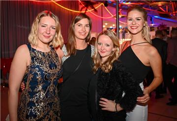 4500 Besucher geben sich in der ausverkauften Stadthalle dem Party-Weihnachtszau...