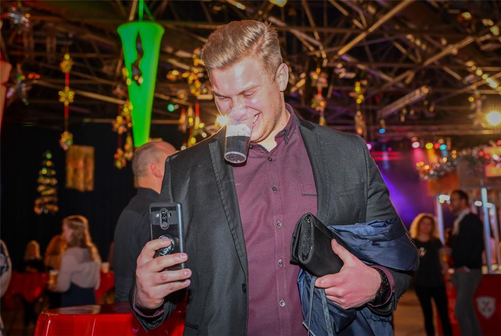 4500 Besucher geben sich in der ausverkauften Stadthalle dem Party-Weihnachtszau...