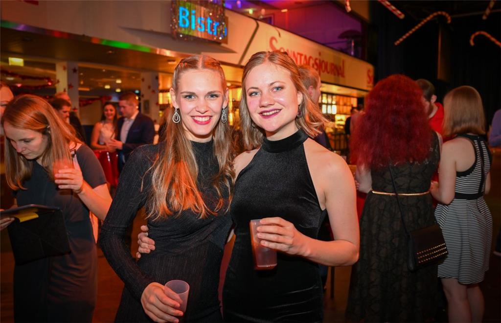4500 Besucher geben sich in der ausverkauften Stadthalle dem Party-Weihnachtszau...