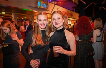 4500 Besucher geben sich in der ausverkauften Stadthalle dem Party-Weihnachtszau...