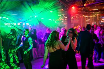 4500 Besucher geben sich in der ausverkauften Stadthalle dem Party-Weihnachtszau...