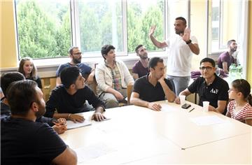 46 Bewerber kamen zum Casting für den Kurzfilm „Mensch“ in das Grünhöfer Dienstleistungszentrum, zumeist aus Syrien, Deutschland, dem Libanon und dem Iran. Ein zweiter Castingtermin soll demnächst folgen.  Foto Scheer