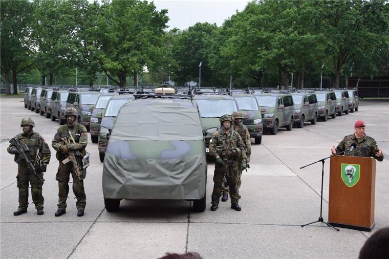 46 VW-Transporter vom Typ Widder sind mit militärischer Sonderausstattung an die Fallschirmjäger in Seedorf übergeben worden.