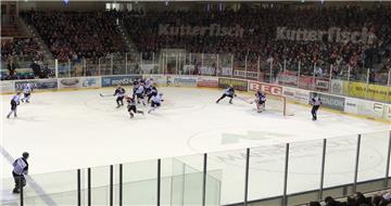4625 Zuschauer schauen sich das DEL-Spiel in der Eisarena an.