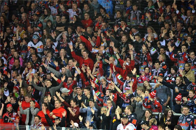 4647 Fans feierten  in der ausverkauften Eisarena den Einzug der Fischtown Pinguins in die Playoffs der DEL.