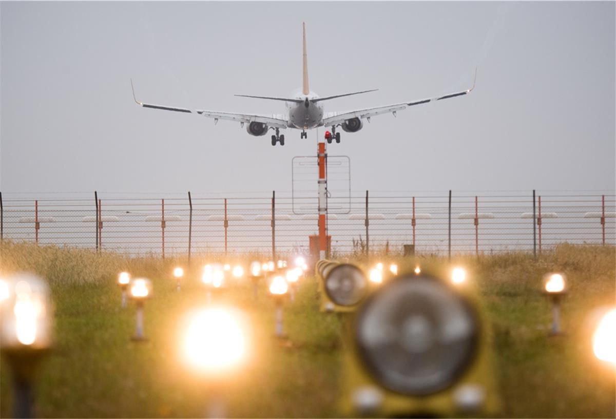 49 schutzbedürftige Menschen waren aus Afghanistan ausgeflogen und nach Frankfurt gebracht worden. Von dort übernahm die Bundeswehr den Transport nach Bremen. In der Hansestadt sollen sie die ersten Tage in der Erstaufnahmeeinrichtung bleiben.