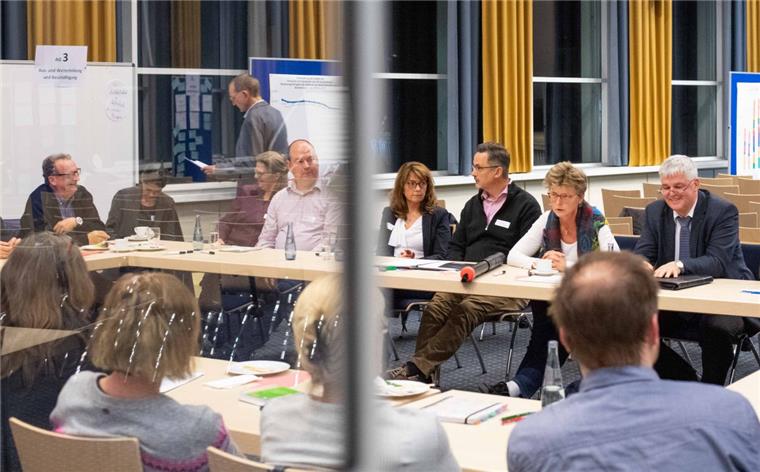 5. Bremerhavener Integrationskonferenz in der Volkshochschule Bremerhaven. Im Bild: Teilnehmer im Ella-Kappenberg-Saal diskutieren zur Erwachsenenbildung sowie Aus- und Weiterbildung. Foto: Hartmann