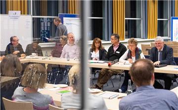 5. Bremerhavener Integrationskonferenz in der Volkshochschule Bremerhaven. Im Bild: Teilnehmer im Ella-Kappenberg-Saal diskutieren zur Erwachsenenbildung sowie Aus- und Weiterbildung. Foto: Hartmann