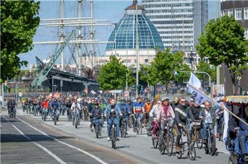 500 Demonstranten auf Rädern forderten am Samstag eine bessere Verkehrssituation für Fahrradfahrer in Bremerhaven. Foto: Masorat