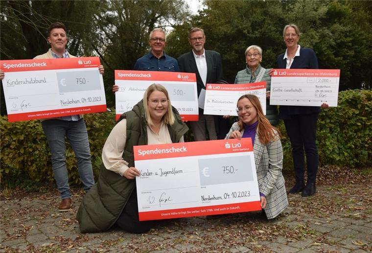 5000 Euro für fünf Vereine (hinten, von links): Justin Hofschildt vom Kinderschutzbund, Mike Habbe vom TSV Abbehausen, Geldgeber Wilfried Fugel, Traute Funk von der Niederdeutschen Bühne, Stefanie Seyfarth von der Goethe-Gesellschaft sowie (vorn, von links) Inessa Ostendorp und Katja Kramer von der Niederdeutschen Bühne kamen jetzt zur Spendenübergabe zusammen. Auf dem Foto fehlt ein Vertreter der Kinder- und Jugendfarm.