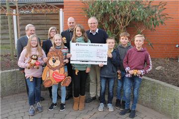 5.000 Euro hat das St.-Viti-Gymnasium in Zeven an das Kinderhospiz in Syke gespendet. Auf dem Foto sind zu sehen: Ruud Witte, Irmgard Broszeit, Christian Mattick, Heiner Brock (hintere Reihe; von links), Milena Viets, Theresa Elin Luyten, Eleni Solty, Justus Frank, Claas Müller und Lenn Luis Dallmann.