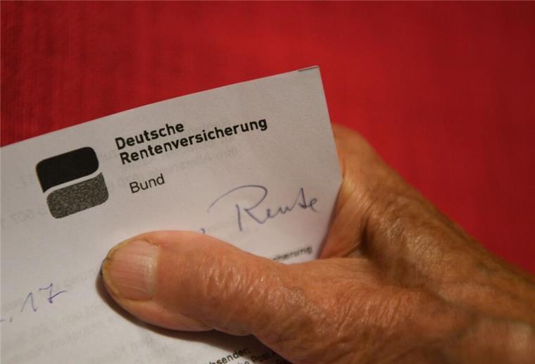 Eine Rentnerin hält ihren Rentenbescheid in der Hand. (zu dpa: «Umfrage: Jeder Vierte will vorzeitig in Rente»)