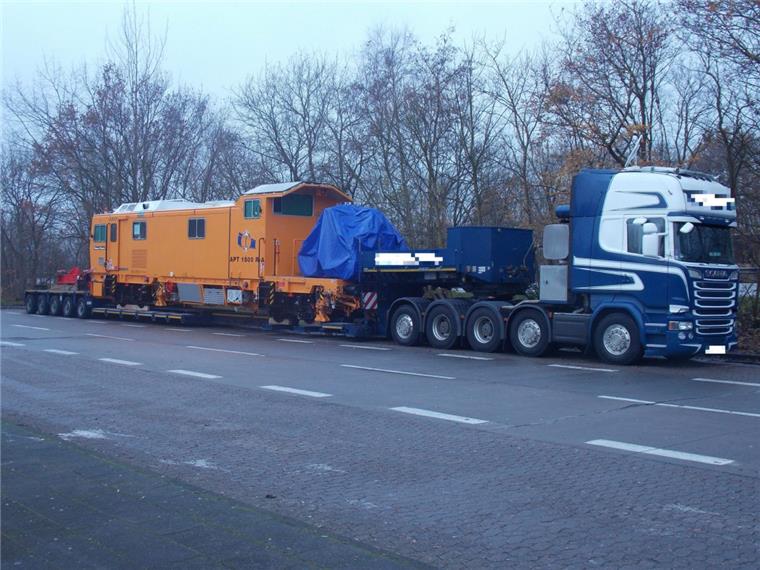 Kontrollen auf der A27: Schwertransporter haben gravierende Mängel 52 Prozent zuviel Achslasten hatte dieser Schwertransport auf der A27 im Cuxland.